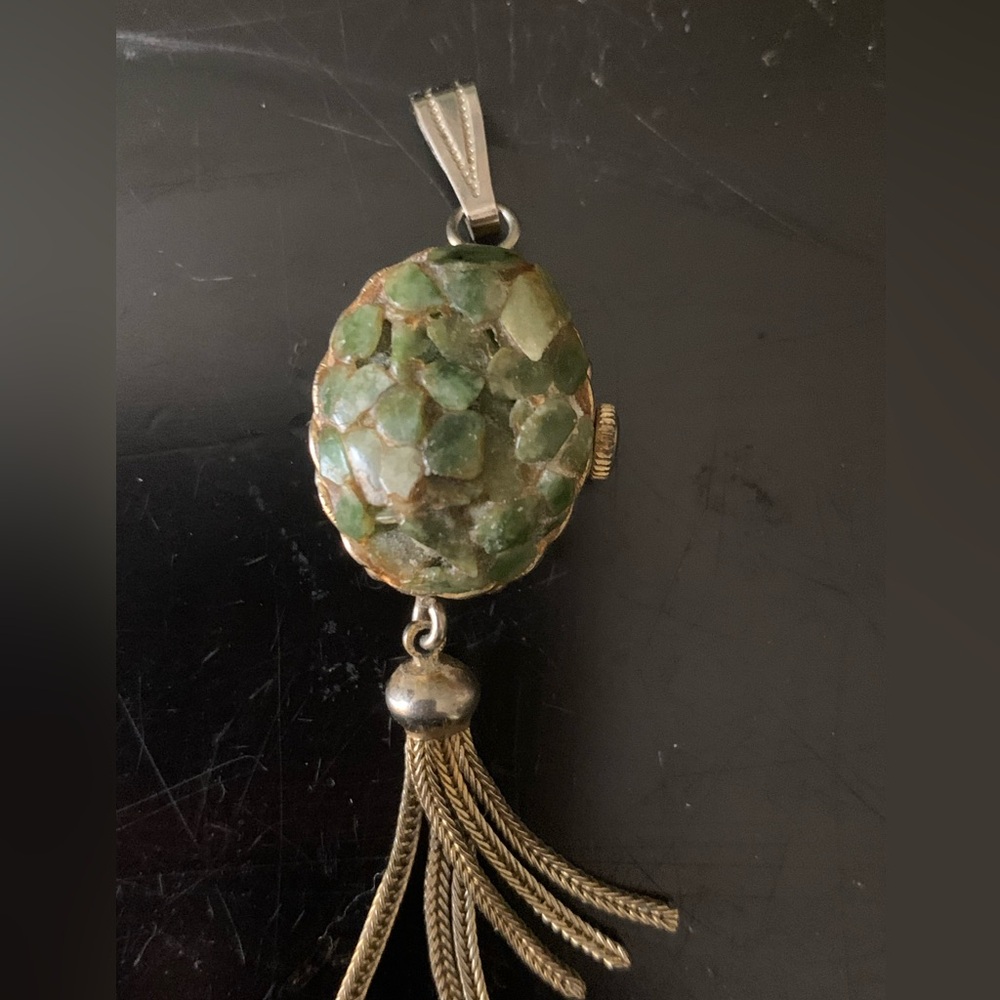 Elegant Jade chipped Stone Pendant Garon watch WORKING with gold Tassel